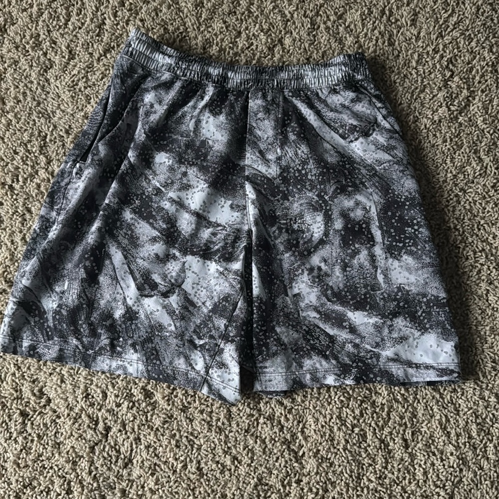 LuLulemon men’s special collab reflective shorts
Size XS
Grey color with reflect